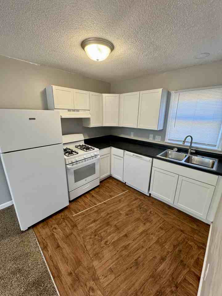 8170 Oak St - Photo 3 of 6