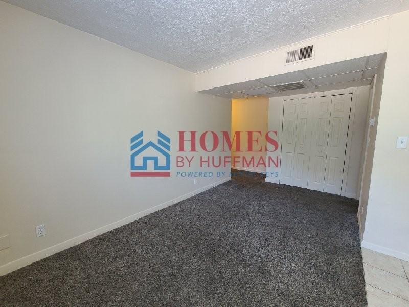 1019 S Lincoln Park Dr - Photo 3 of 9