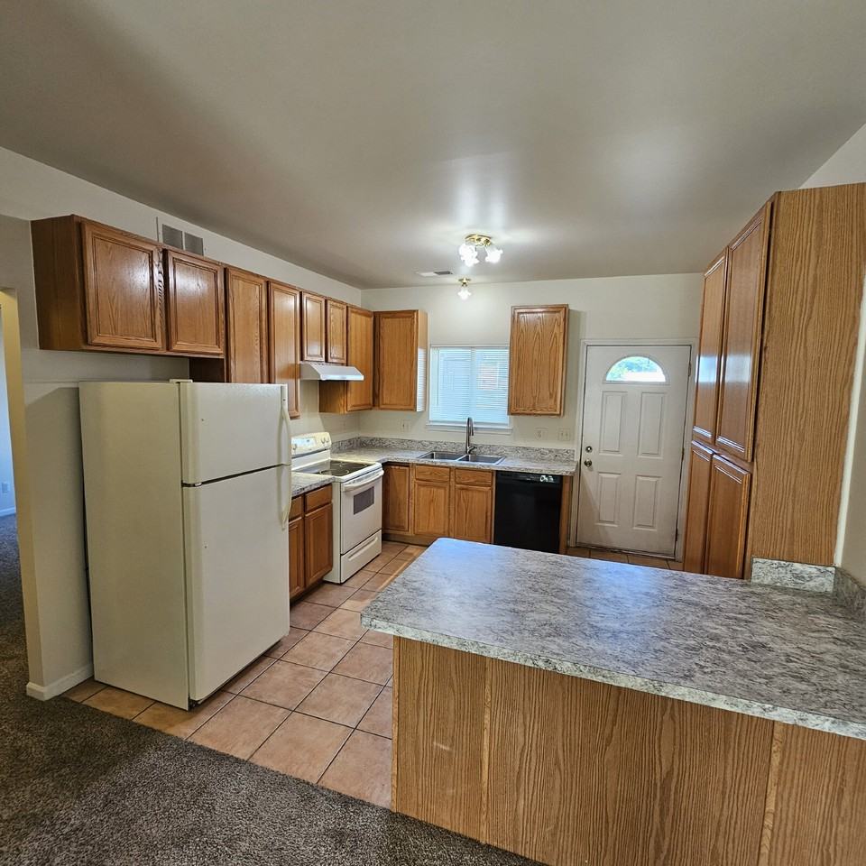 28542 Cole St - Photo 4 of 17