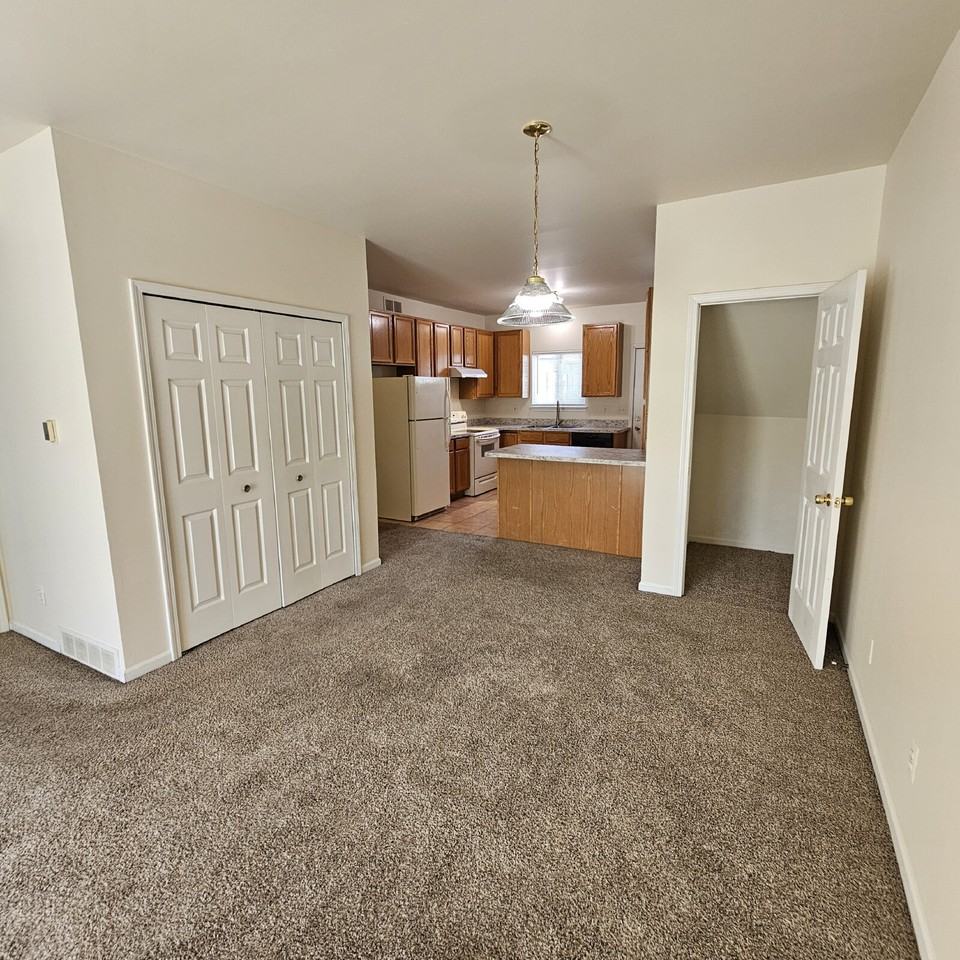 28542 Cole St - Photo 5 of 17
