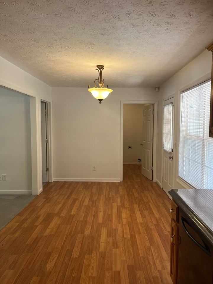 215 Derek Ct - Photo 7 of 23