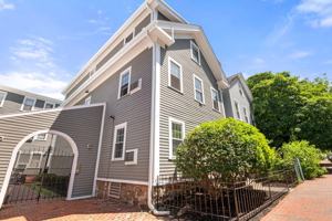 featured image of 249 Roxbury St #1