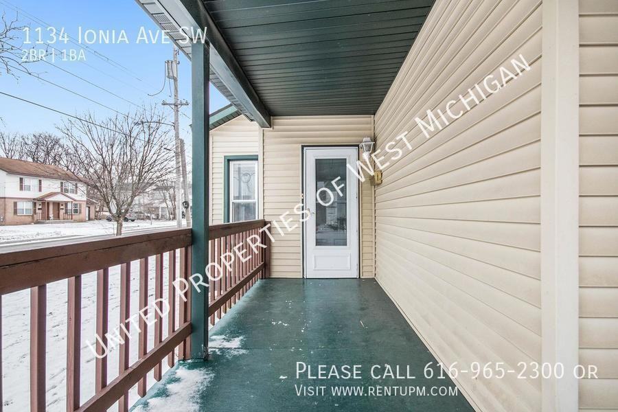 1134 Ionia Ave Sw - Photo 3 of 28