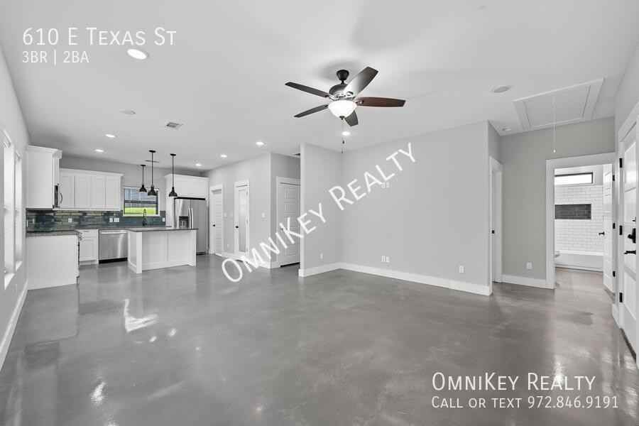 610 E Texas St - Photo 2 of 20