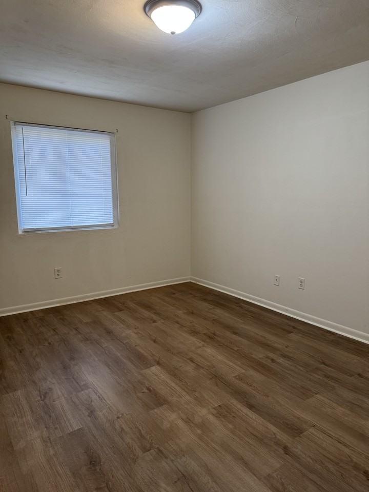 Peaks Manor - Photo 3 of 9