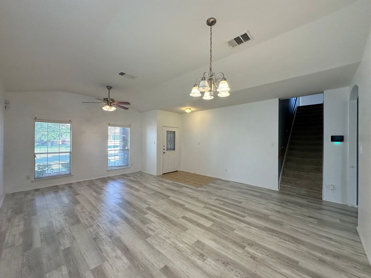 6609 Griffith Loop - Photo 5 of 40