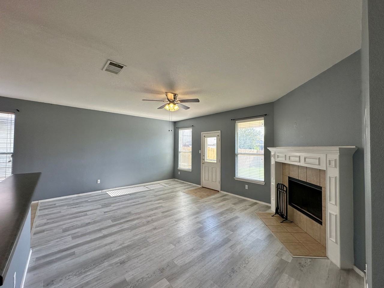 6609 Griffith Loop - Photo 7 of 40