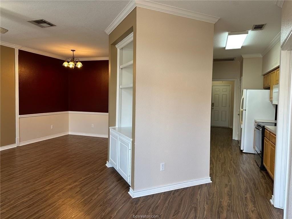 219 Fraternity Row - Photo 3 of 23