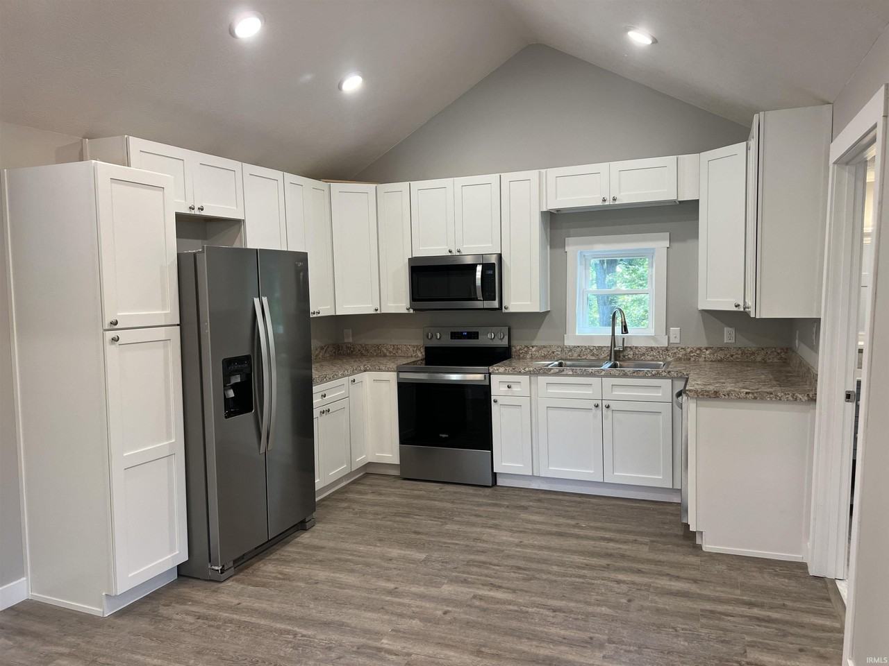 328 Freeman Rd - Photo 3 of 33