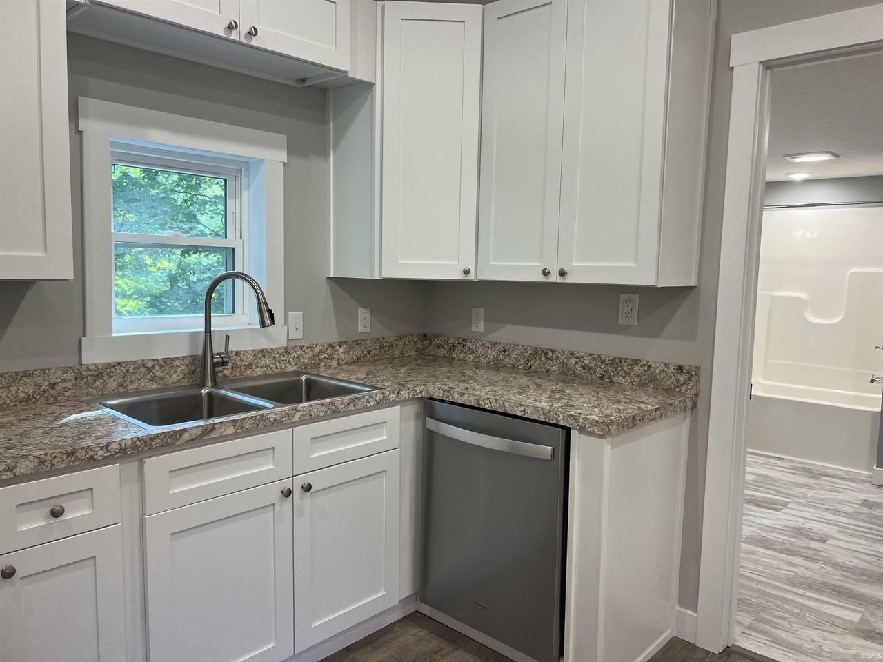 328 Freeman Rd - Photo 6 of 33