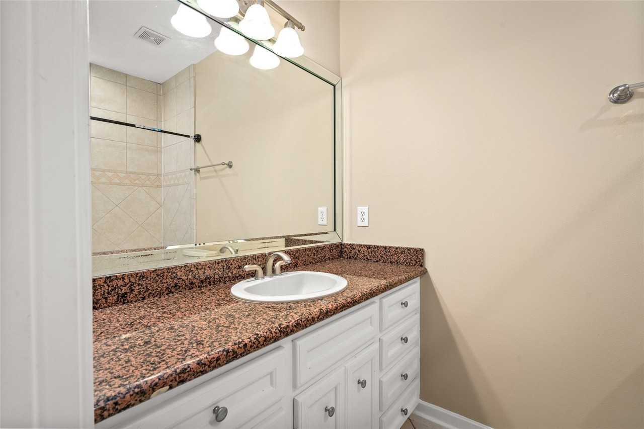 332 Asbury St - Photo 4 of 28