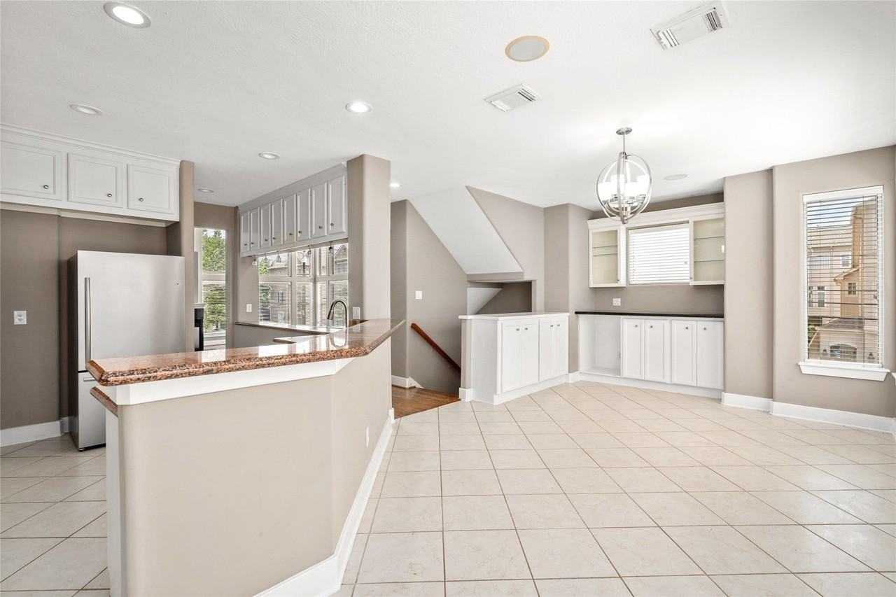 332 Asbury St - Photo 5 of 28