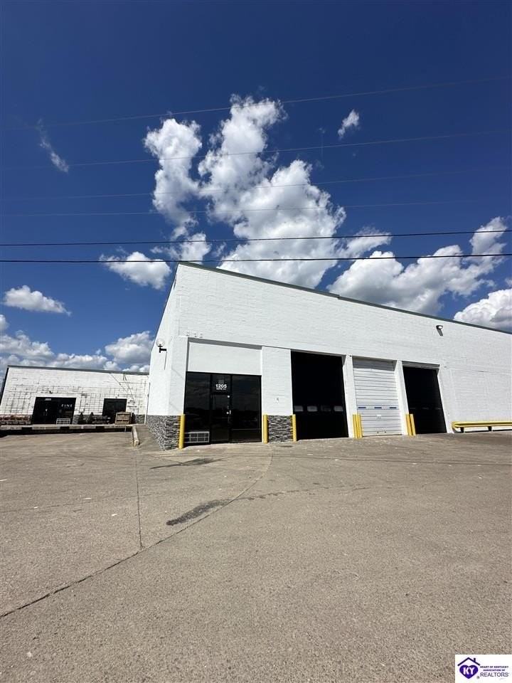 1205 N Dixie Ave - Photo 2 of 11