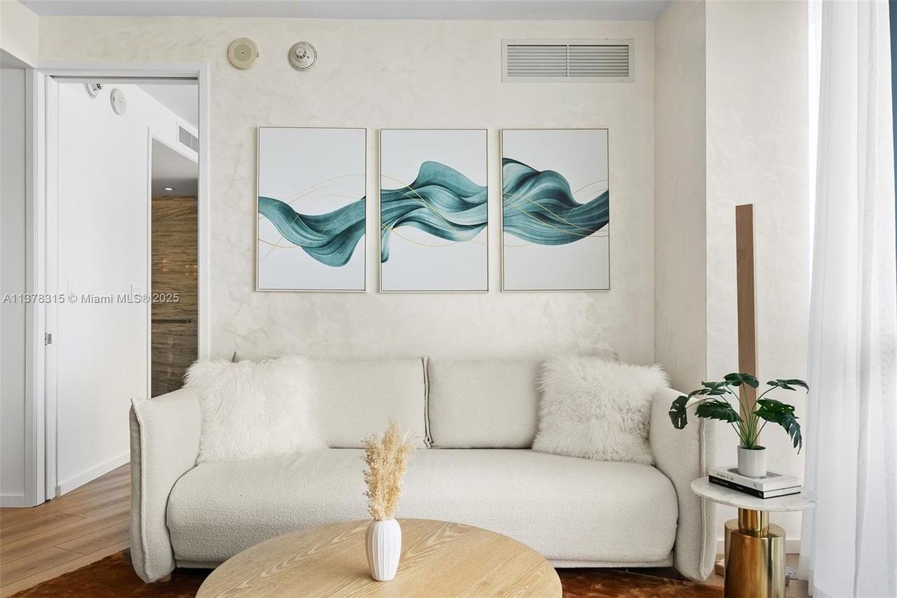 2201 Collins Ave #811 - Photo 7 of 39