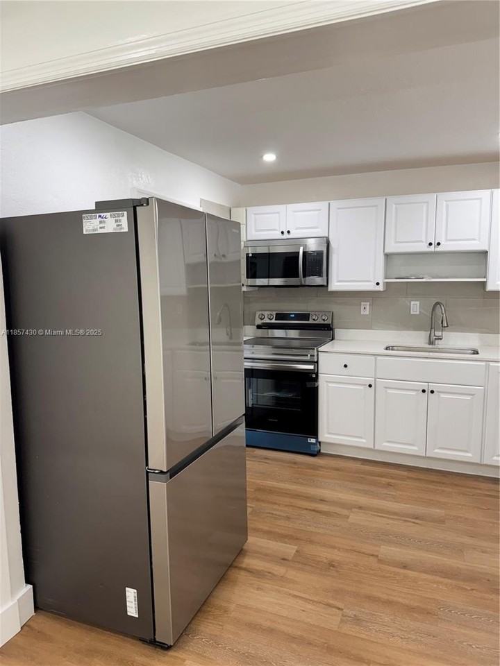 1611 Ne 32nd Pl - Photo 3 of 7