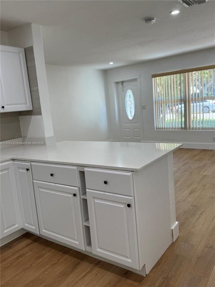 1611 Ne 32nd Pl - Photo 4 of 7