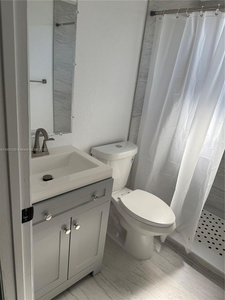 1611 Ne 32nd Pl - Photo 5 of 7