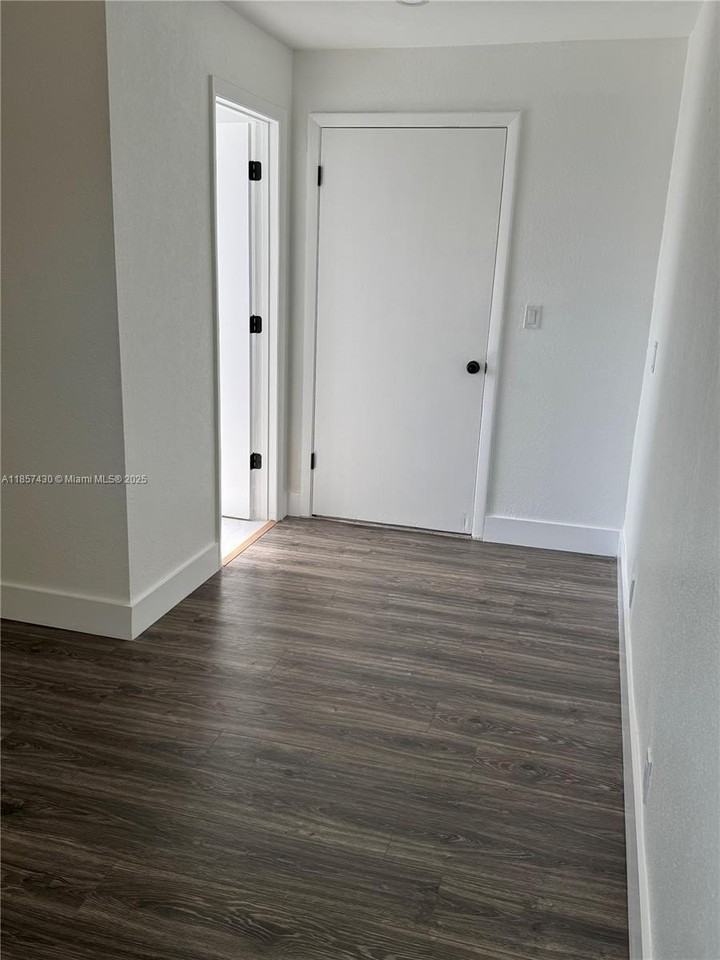 1611 Ne 32nd Pl - Photo 6 of 7