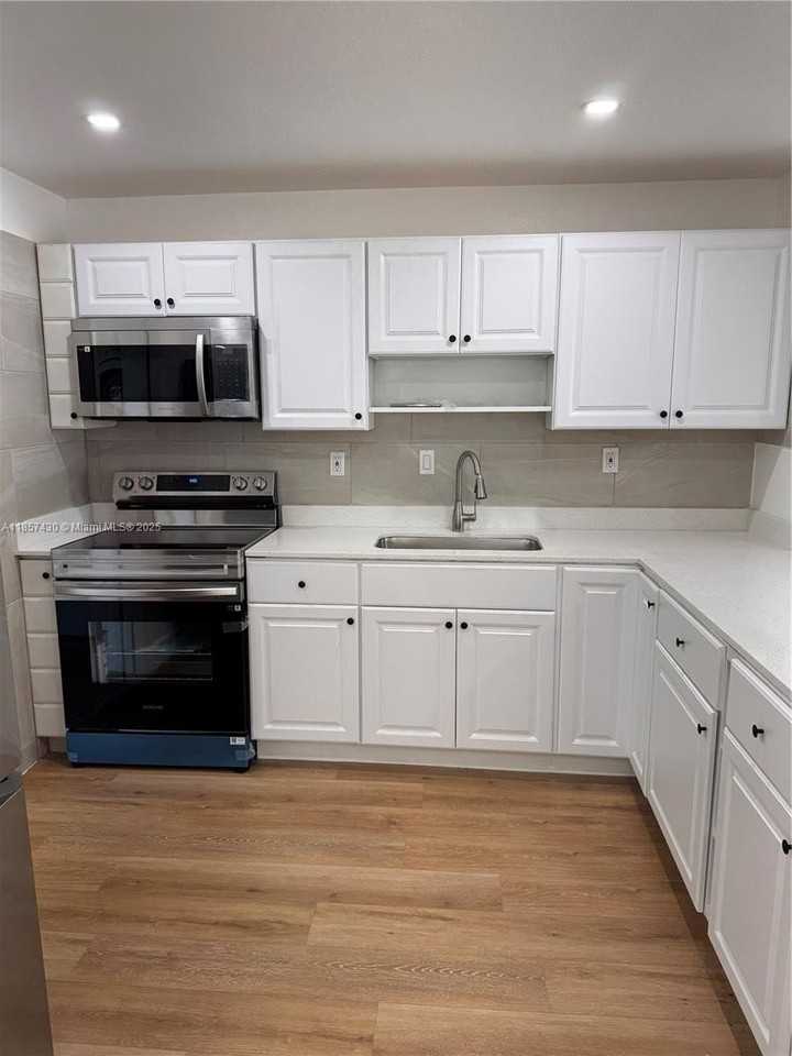 1611 Ne 32nd Pl - Photo 7 of 7