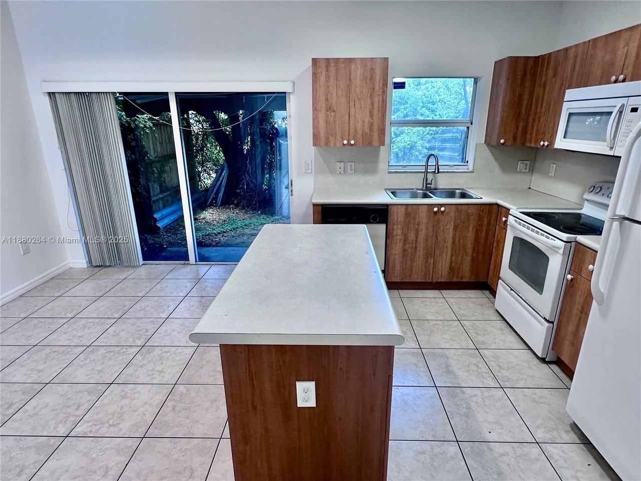 1631 Se 30th St #1631 - Photo 4 of 25