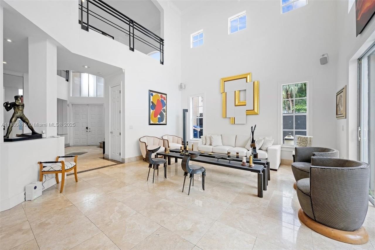 19460 39th Ct #19460 - Photo 3 of 26