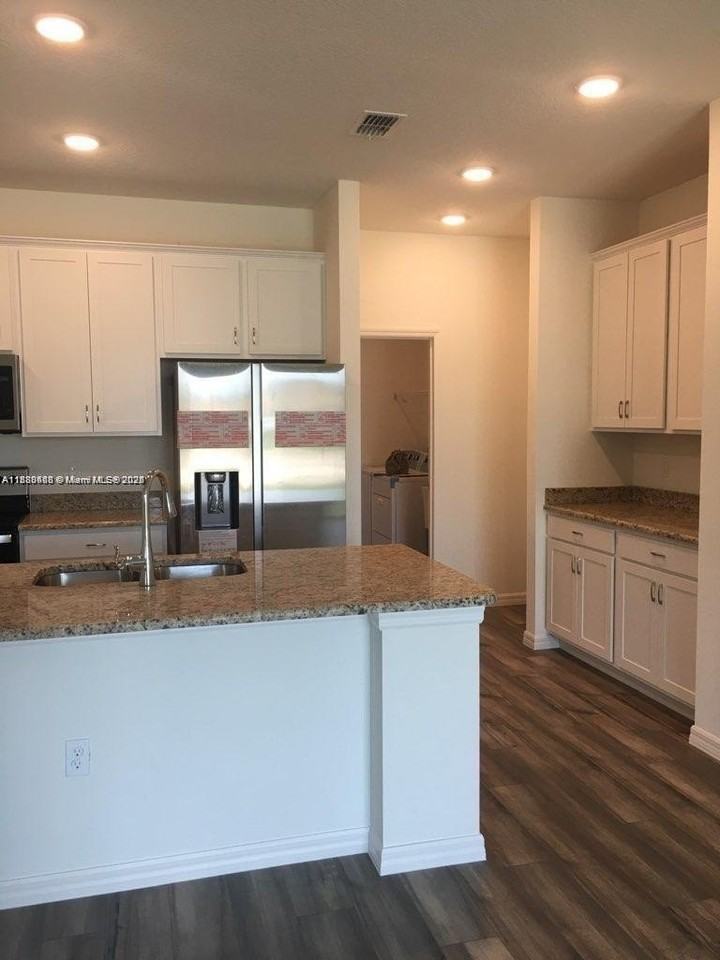 2240 Sw Lawrence St #0 - Photo 2 of 10