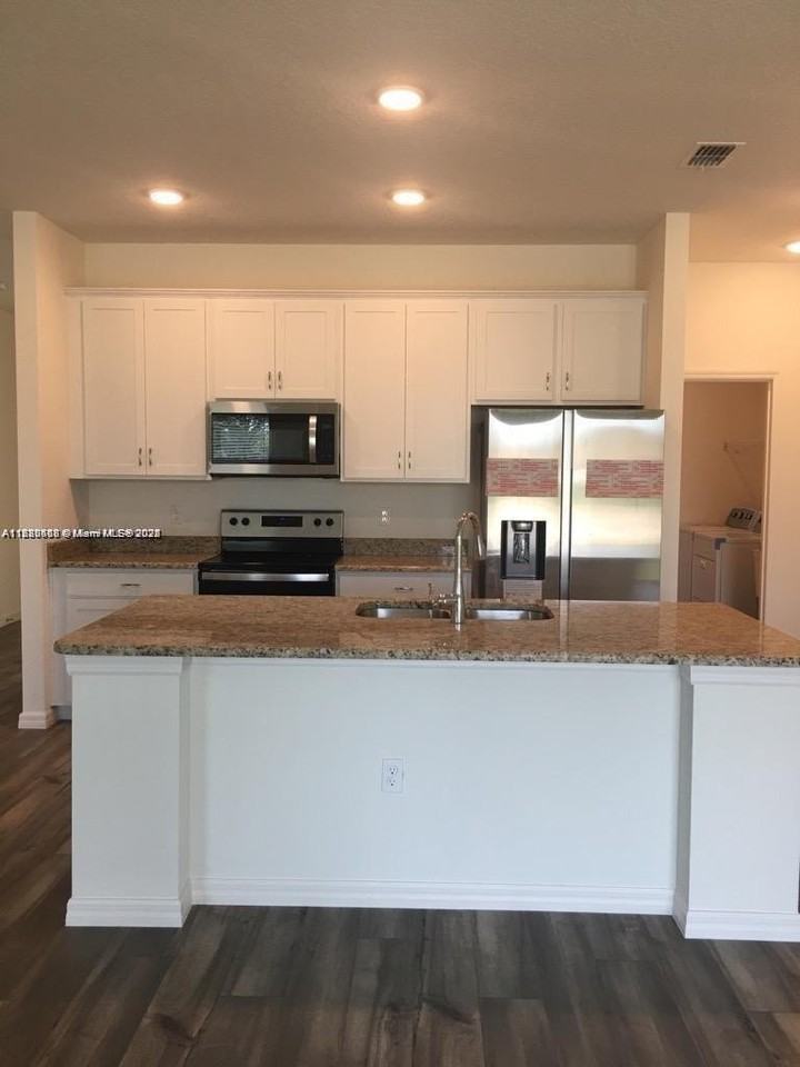 2240 Sw Lawrence St #0 - Photo 3 of 10