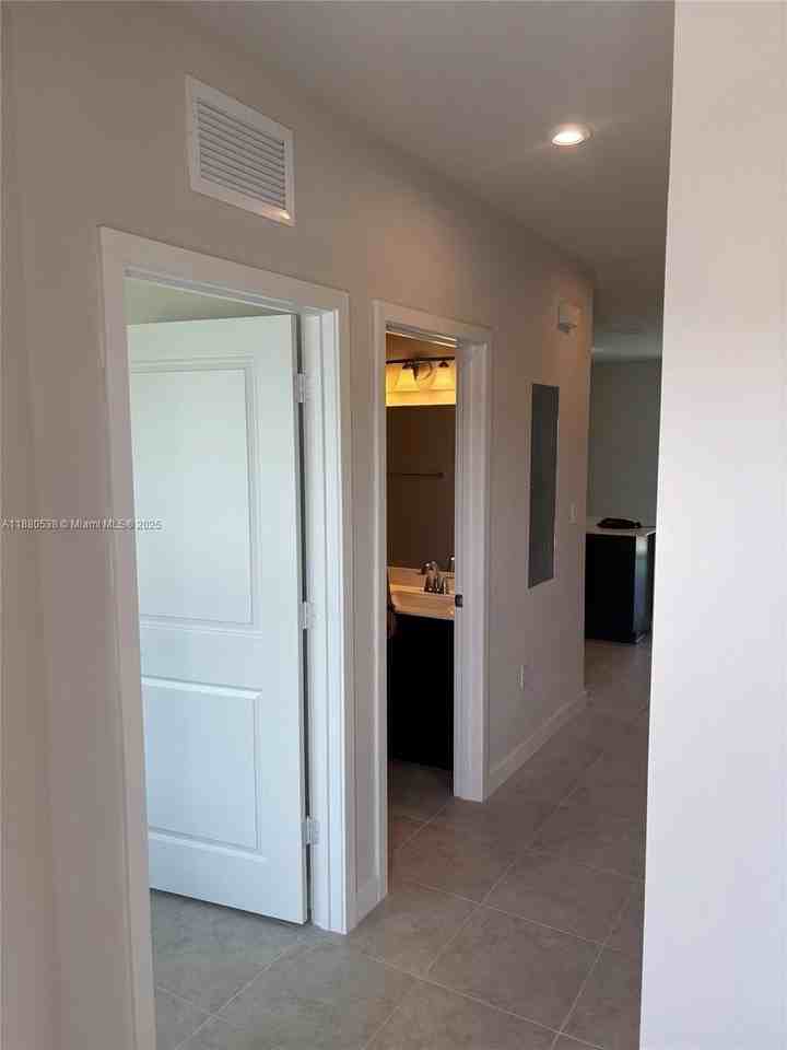 1022 West Davis Parkway - Photo 3 of 22