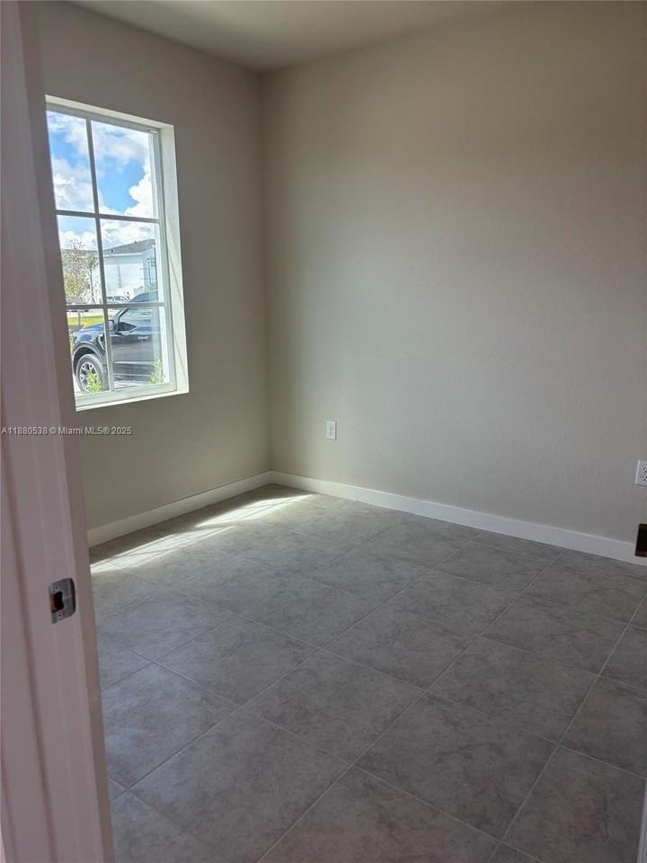 1022 West Davis Parkway - Photo 5 of 22