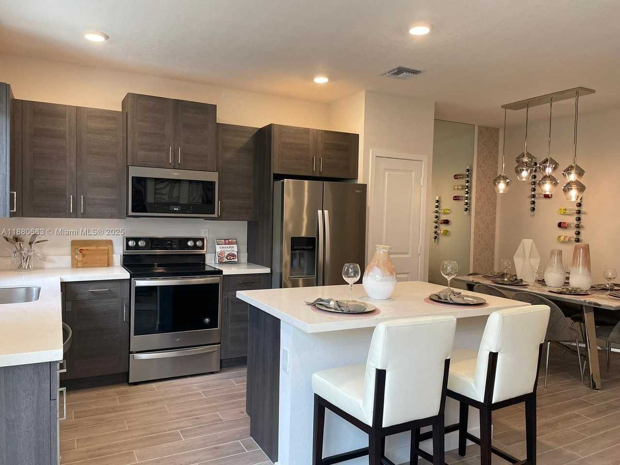 2423 Southeast 11th Street - Photo 2 of 22