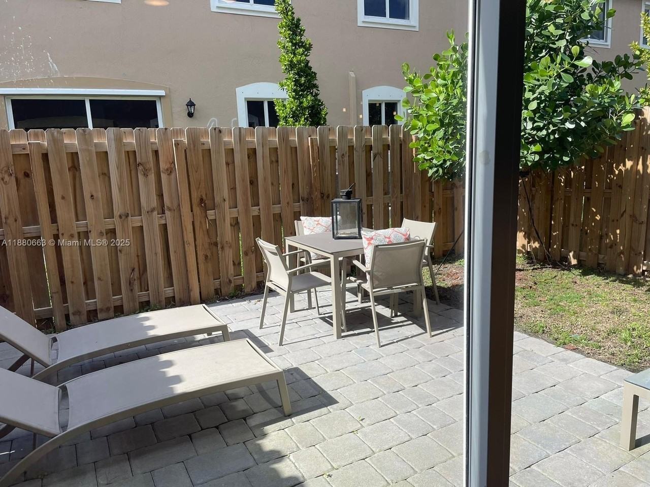 2423 Southeast 11th Street - Photo 4 of 22