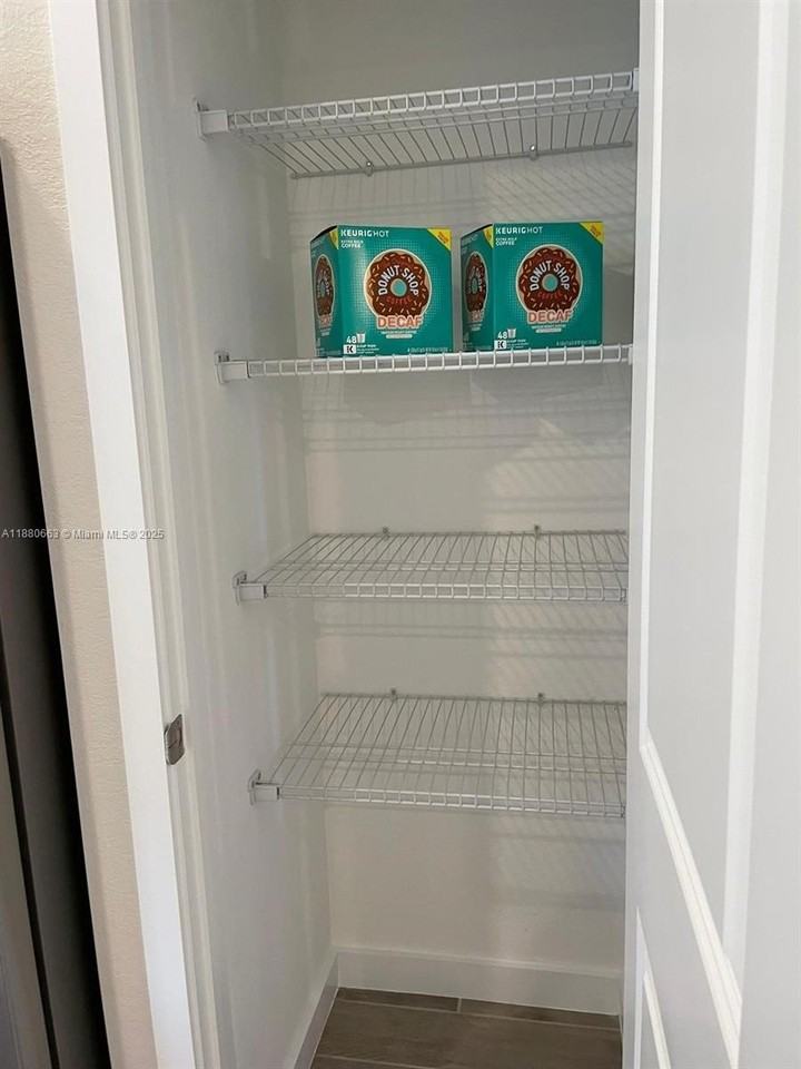 2423 Southeast 11th Street - Photo 5 of 22