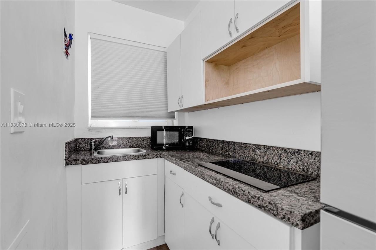 110 Nw 9th Ave #3 - Photo 3 of 9