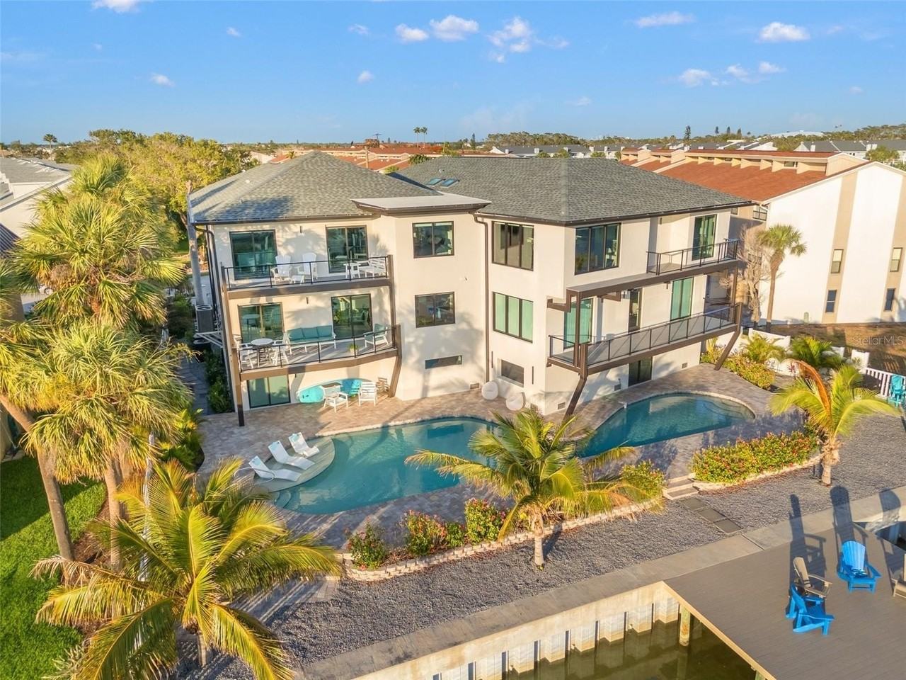 12404 Capri Cir N - Photo 2 of 49