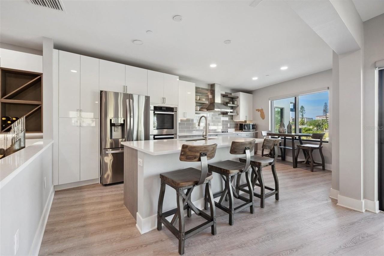 12404 Capri Cir N - Photo 5 of 49