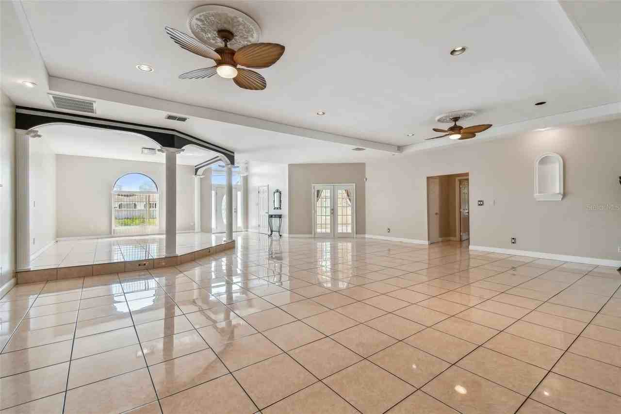 284 Peninsula Ave - Photo 4 of 38