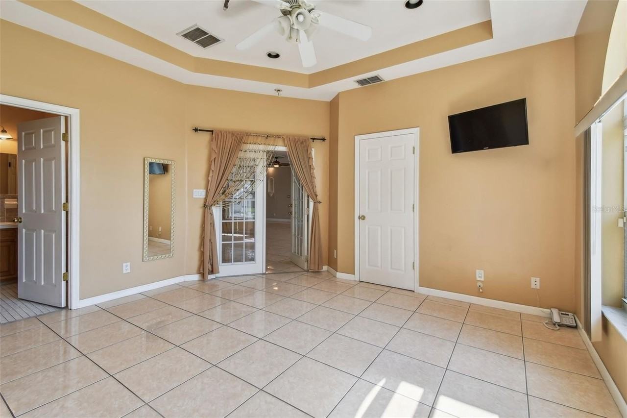 284 Peninsula Ave - Photo 6 of 38