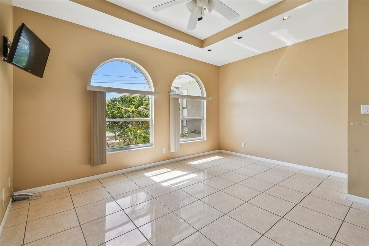 284 Peninsula Ave - Photo 7 of 38