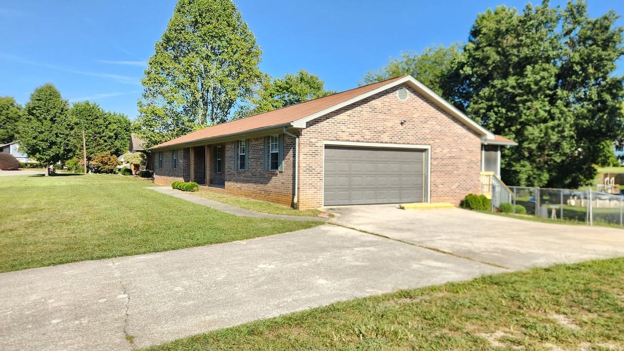 642 Lynn Cir - Photo 2 of 15