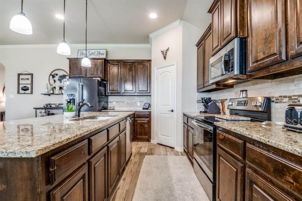 485 Collin St - Photo 4 of 13