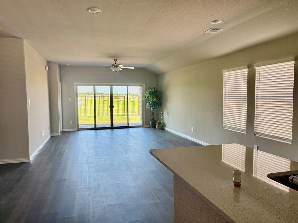 608 Easthill Dr - Photo 3 of 33