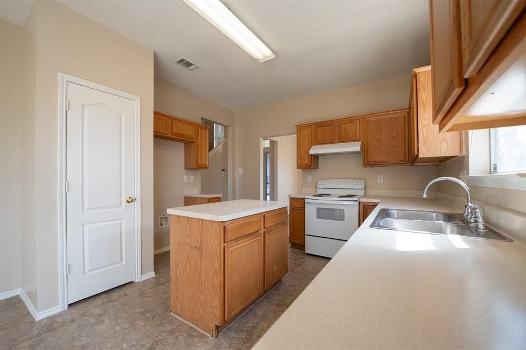 447 Maplegrove Rd - Photo 3 of 15