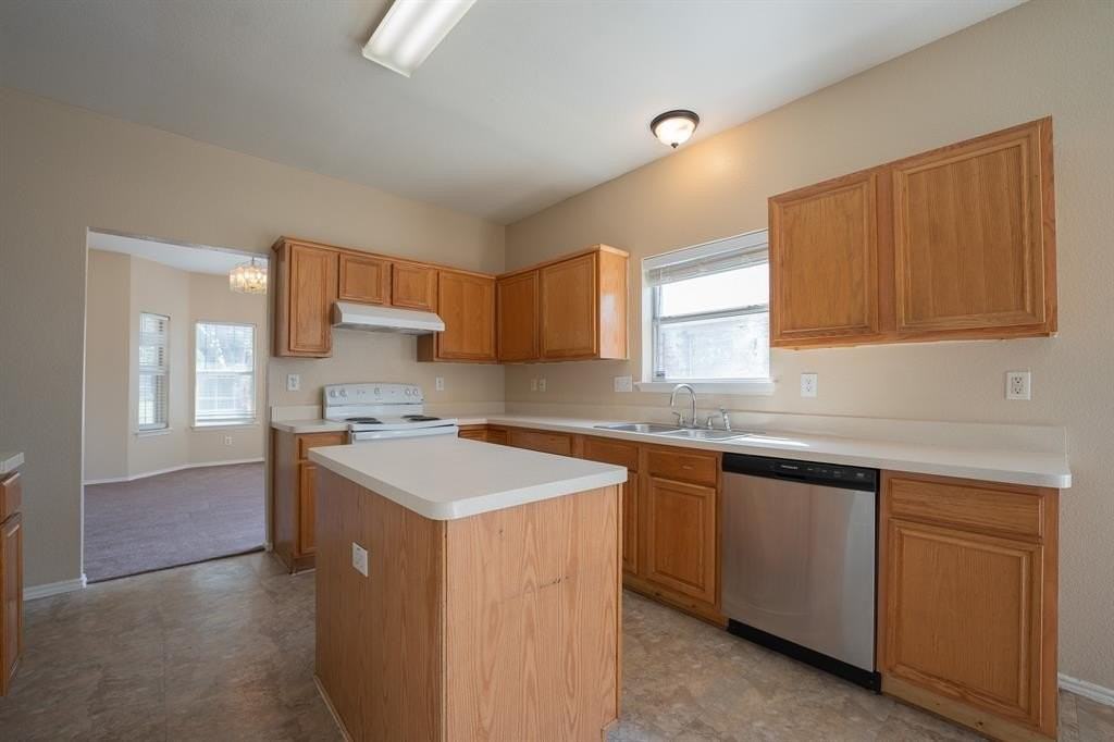 447 Maplegrove Rd - Photo 4 of 15