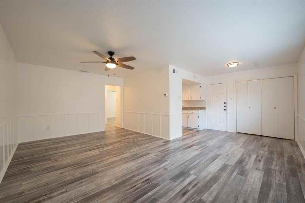 730 N Boulevard Ter - Photo 2 of 9