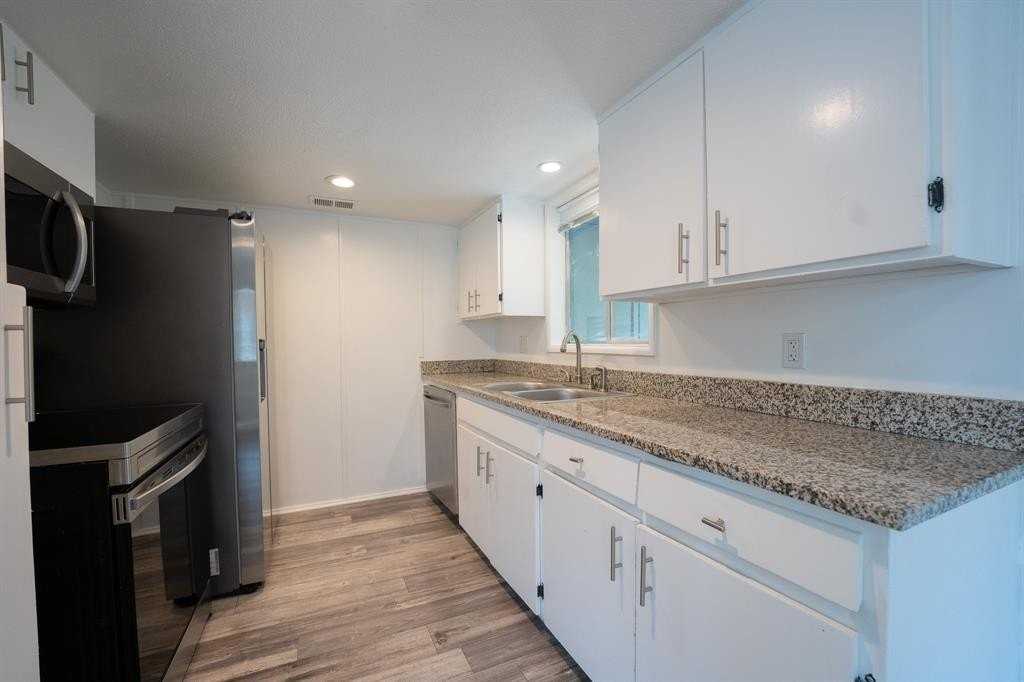 730 N Boulevard Ter - Photo 4 of 9