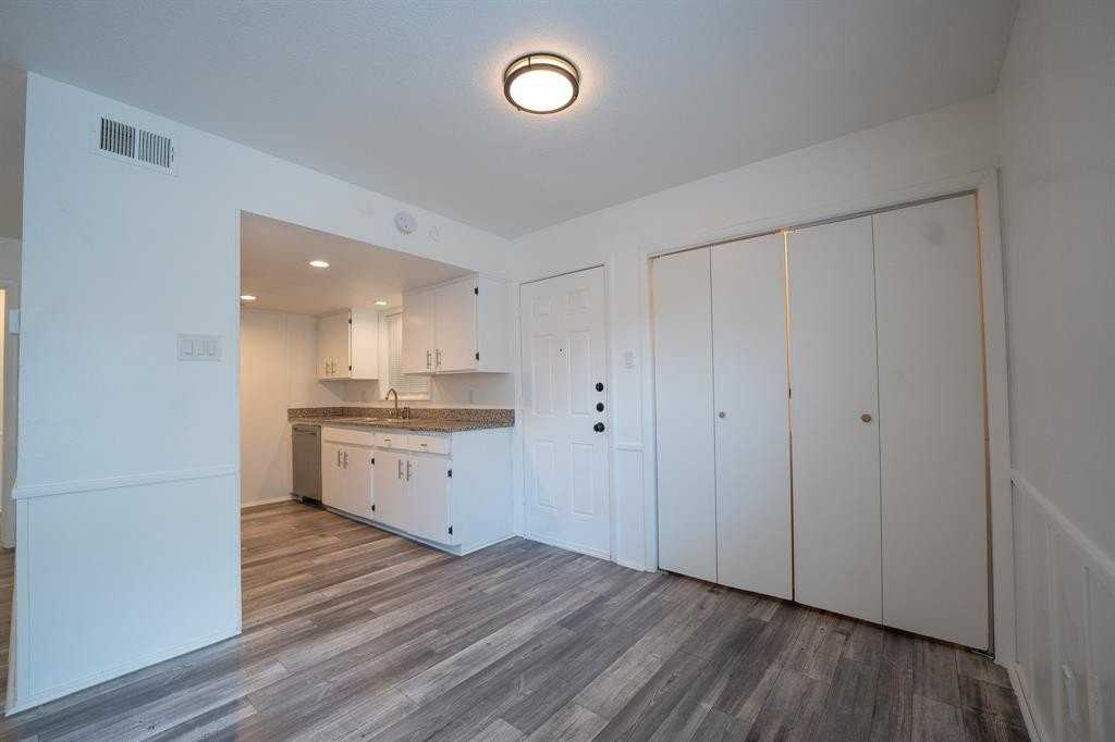 730 N Boulevard Ter - Photo 5 of 9