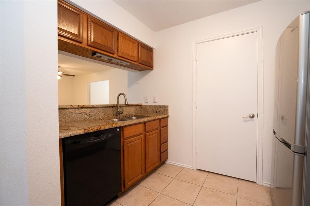 2512 Brook Hollow Ct - Photo 5 of 37