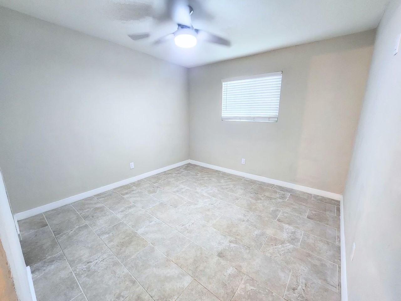 501 E Glenn St. - Photo 4 of 17