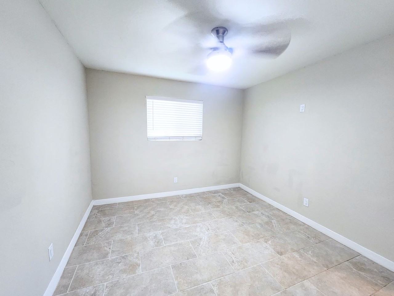 501 E Glenn St. - Photo 5 of 17