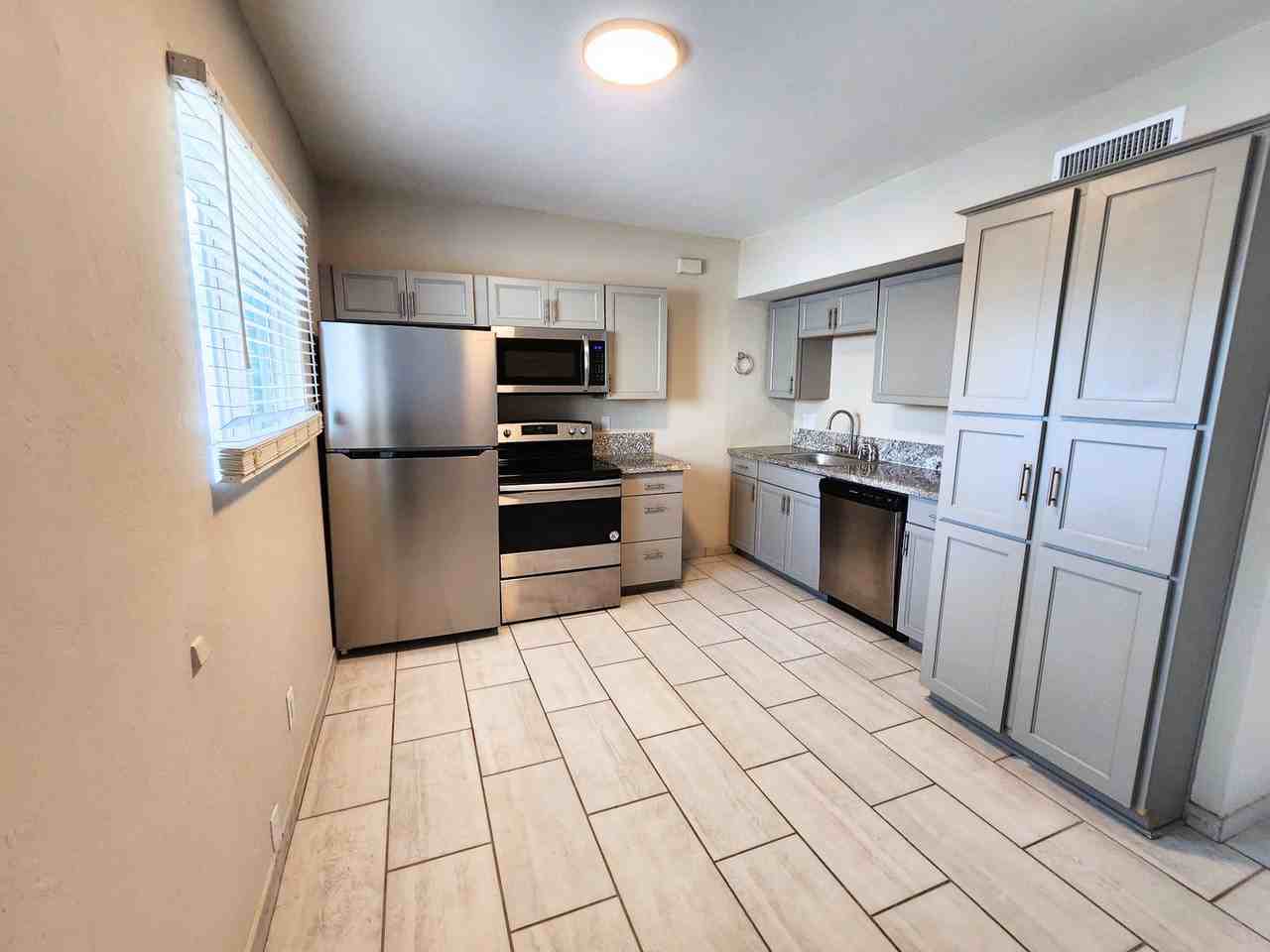 501 E Glenn St. - Photo 6 of 26